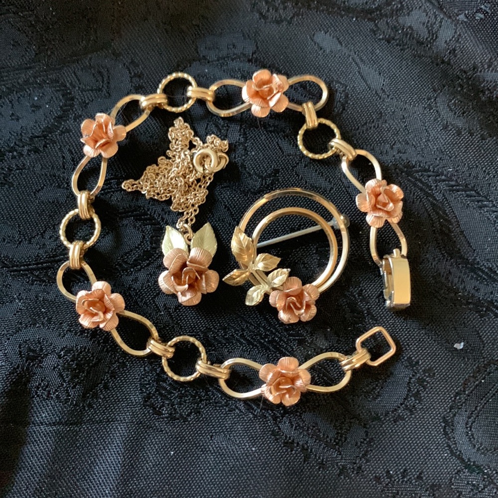 Kremetz 3 piece set -bracelet, necklace and circle pin - in original box